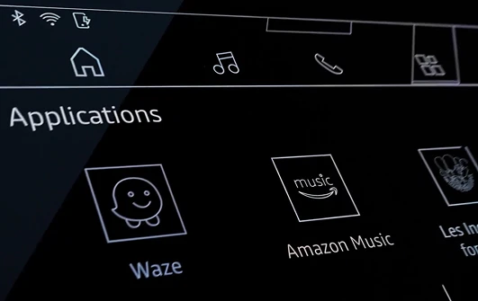 11 Renault partner apps : Waze, SongPop for Renault, Amazon music, and more...